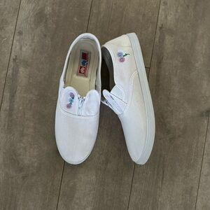 Adorable Vintage Style floral embroidered canvas shoes